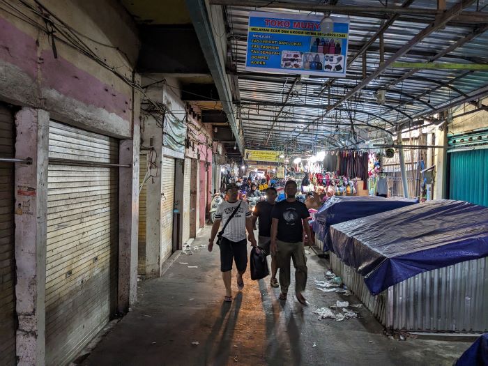 TAHAP PEMBONGKARAN: Setelah didapatkan pemenang lelang untuk pembongkaran Pasar Pagi, harus selesai dibongkar dalam waktu sebulan ke depan.
