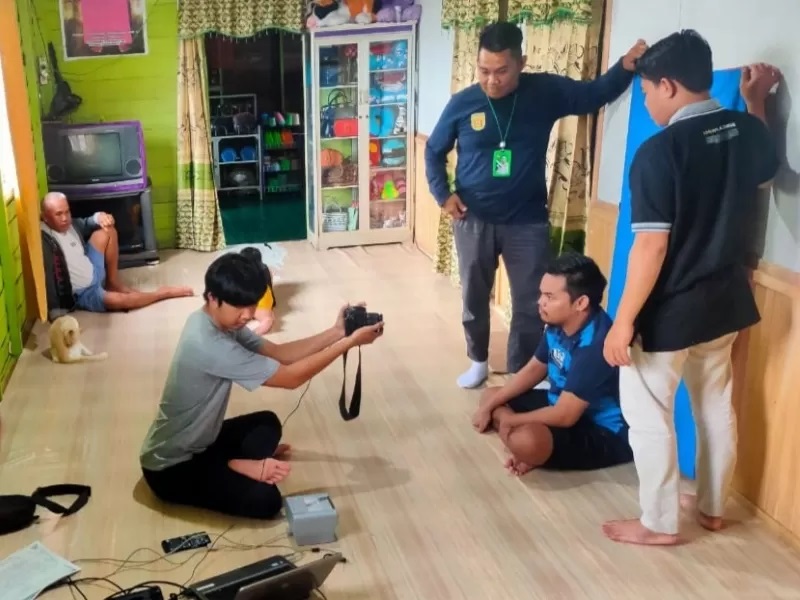 DATANG LANGSUNG: Petugas perekaman Disdukcapil Banjarbaru melakukan perekaman data untuk keperluan pembuatan E-KTP ke rumah warga yang sakit.