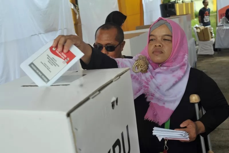 MEMASUKKAN SURAT SUARA: KPU Kalsel menargetkan jumlah pemilih bisa meningkat dalam pemilu pada 14 Februari nanti.