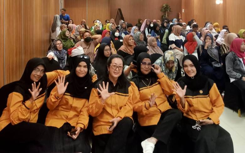 Edna (paling kanan) bersama sejawat.