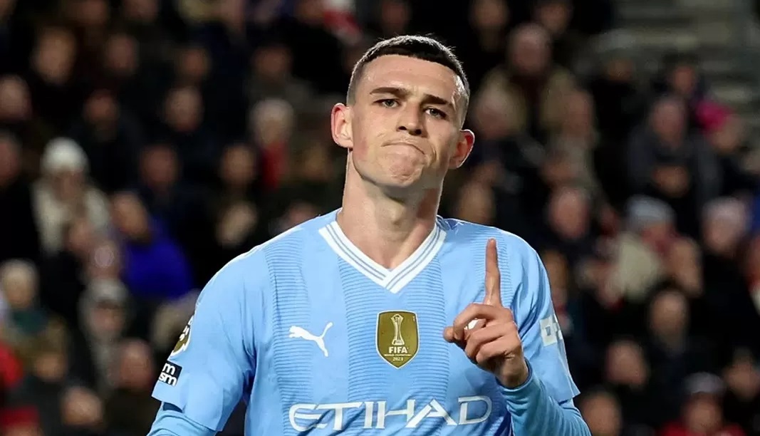 Phil Foden setelah berhasil mencetak gol ketiganya ketika melawat ke Stadion Gtech Community melawan Brentford pada Selasa (6/2) dini hari WIB. (