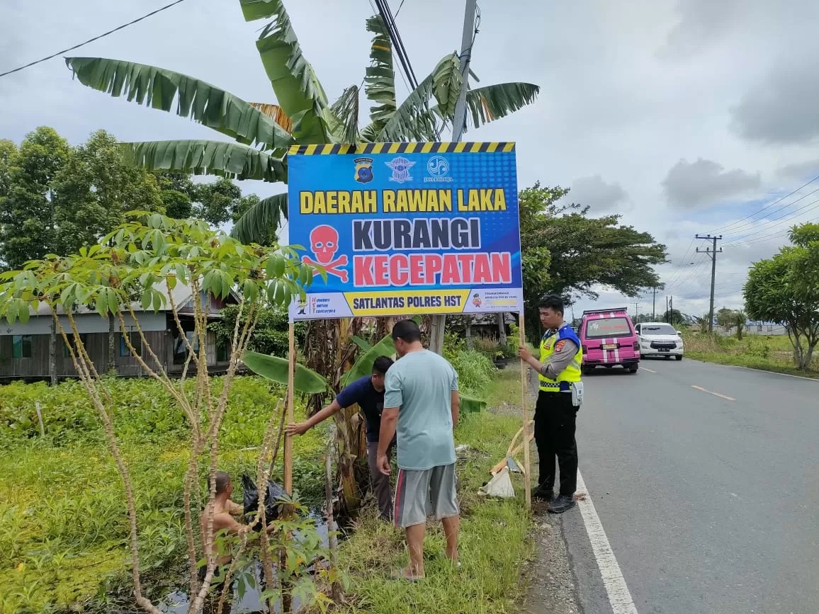 RAWAN LAKA: Satlantas Polres HST memasang spanduk imbauan di perbatasan HST-HSS setelah dua kali dalam sebulan terjadi kecelakaan memakan korban jiwa.(Foto: Polres HST untuk Radar Banjarmasin)