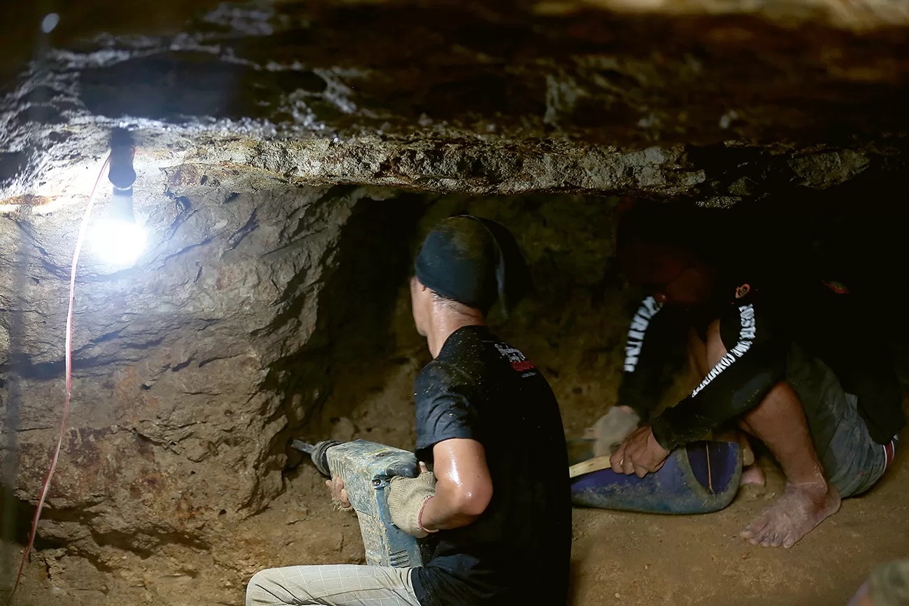 JEJAK HEWAN PURBA: Warga mencari fosil gigi megalodon dengan menggali dan melubangi tanah di perbukitan Surade, Sukabumi (1/2).