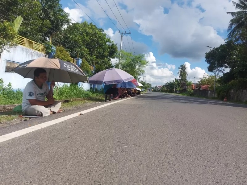 MANGKAL: Para pengemis disabilitas netra saat mangkal di Jalan Nadjmi Adhani di Kelurahan Loktabat Utara, beberapa waktu lalu.