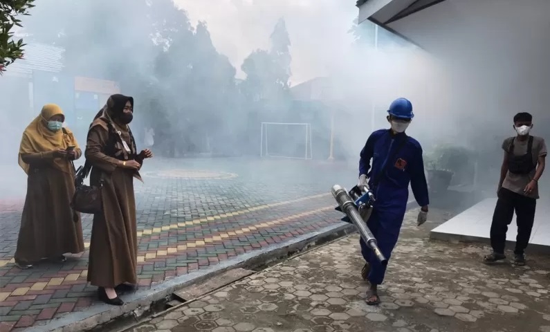 FOGGING: Pengasapan untuk membunuh nyamuk Aedes aegypti di lingkungan sekolah di Banjarmasin, beberapa waktu lalu.