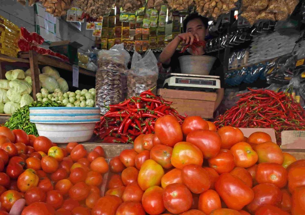 PASOKAN TERGANGGU: Kelompok makanan masih menjadi penyumbang andil inflasi tertinggi di Kaltim. Terutama, komoditas tomat dan bawang merah.