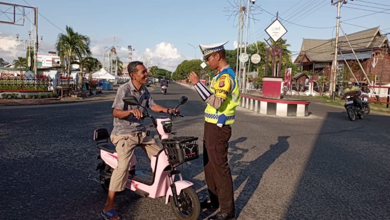 KP MANA HELMMU?: Selain hanya boleh dikendarai di kawasan tertentu, pengendara sepeda listrik minimal berusia 12 tahun dan berhelm.
