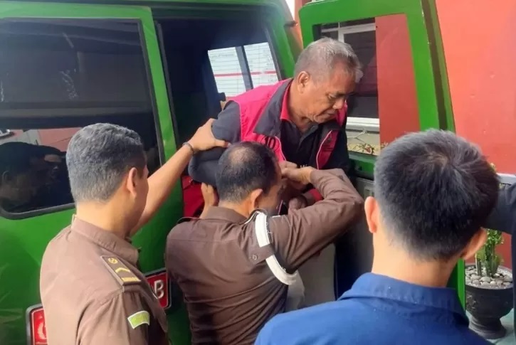 Ketua ormas DPC Laskar Anti Korupsi Indonesia (LAKI) Wajo berinisial M bersiap dibawa ke Rutan Sengkang usai ditetapkan sebagai tersangka dugaan tindak pidana korupsi.