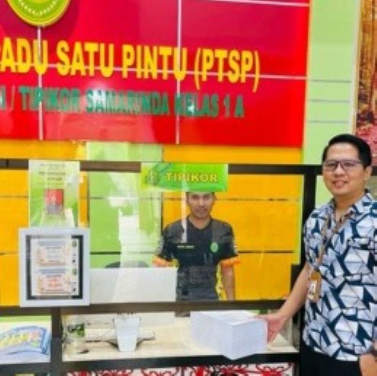 DOKUMENTASI KPK DILIMPAHKAN: Rudi Dwi Prastyono menyerahkan berkas perkara suap Abdul Ramis dkk ke Pengadilan Tipikor Samarinda, Jumat (2/2).