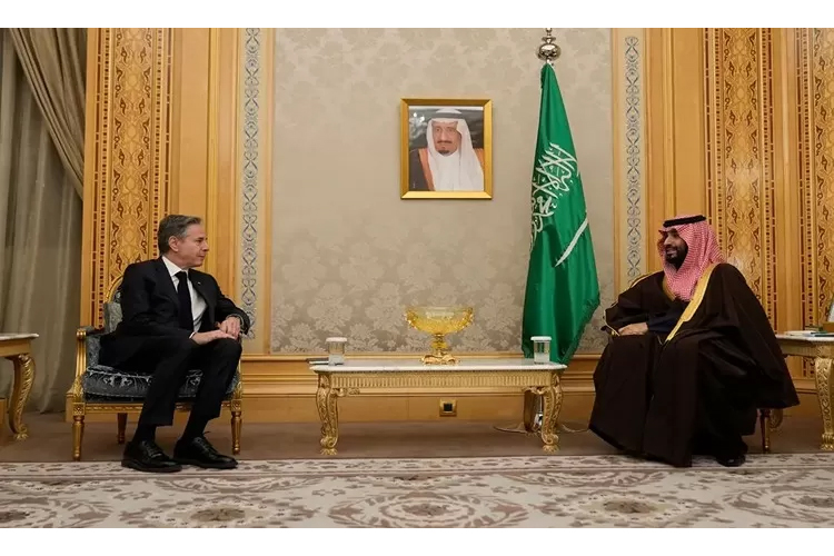 BAHAS: Antony J Blinken, menteri Luar Negeri AS bersama Putra Mahkota Mohammed bin Salman dari Arab Saudi di Riyadh