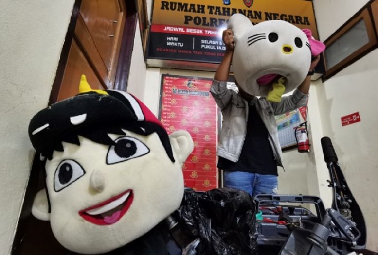 KOSTUM BADUT: Barang bukti kejahatan pengendali badut kecil yang meminta-minta di jalan protokol, pernah diamankan Polres Nunukan.