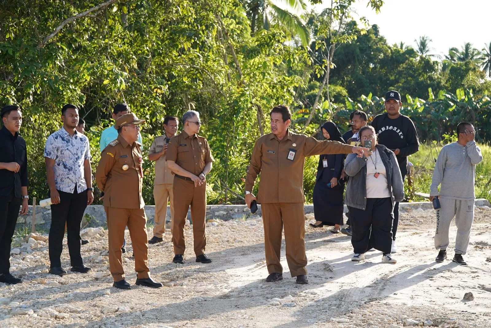 SIDAK PROYEK: Pj Bupati Makmur Makmur didampingi para pejabat Pemkab PPU.