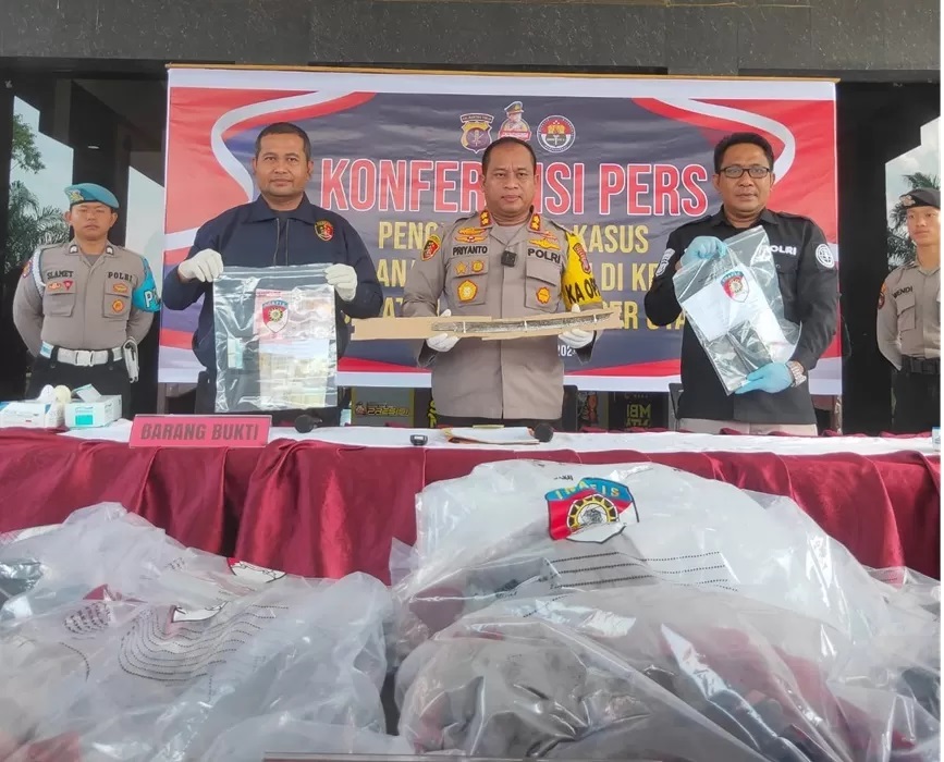 Kapolres PPU AKBP Supriyanto (tengah) menunjukkan barang bukti berupa parang sepanjang 60 sentimeter milik pelaku, serta handphone, baju dan uang tunai milik korban di Penajam, Selasa (6/2).