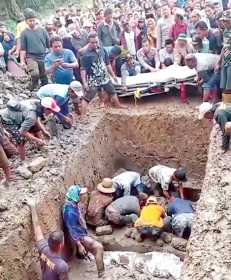 Pemakaman para korban pembunuhan satu keluarga di PPU, di Desa Sebakung Jaya, Kecamatan Babulu. Lima jenazah dikuburkan dalam satu liang lahat.