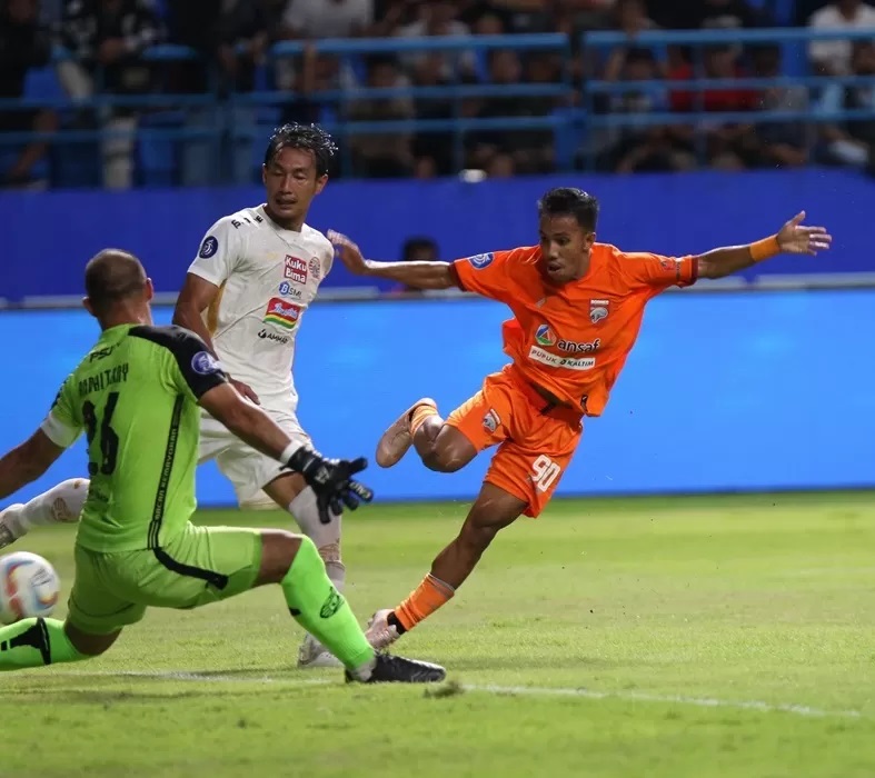 Sihran melewati adangan bek Persija Hansamu lalu melesakkan gol yang dijaga Andritany Ardhiyasa.