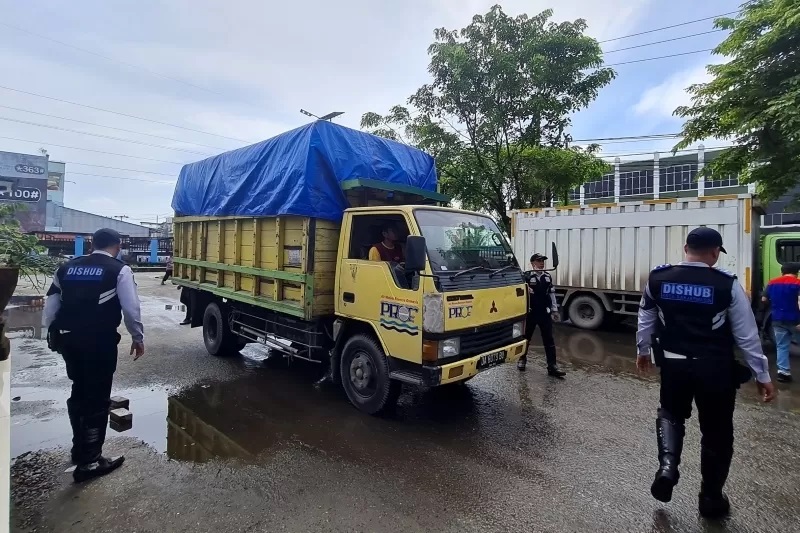 RAZIA ANGKUTAN: Dinas Perhubungan Banjarmasin mencegat truk yang melintas di batas kota, beberapa waktu lalu.