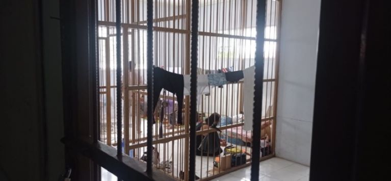 DIDETENSI: Sebanyak 6 orang WNA yang diamankan Imigrasi Kelas II Nunukan, saat berada di ruang detensi kantor Imigrasi.