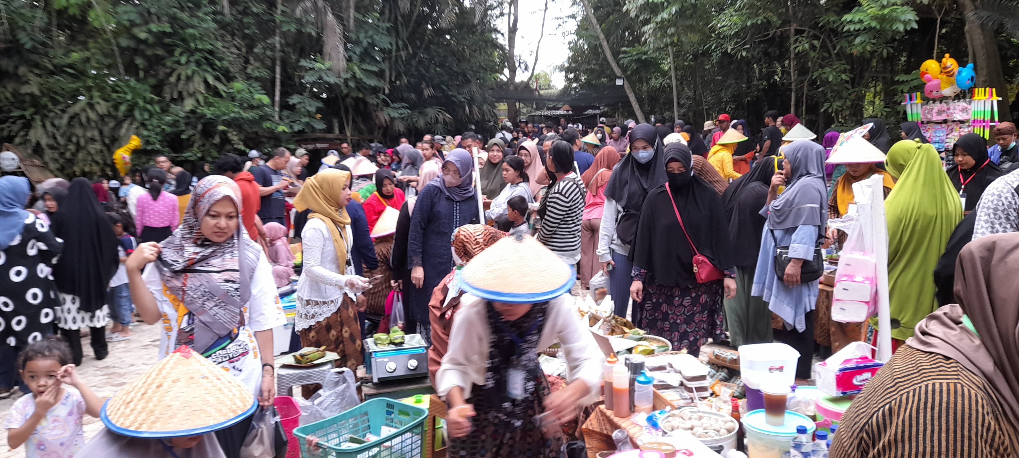 DESTINASI: Pasar Tumpah Pringgondani, Kelurahan Teritip, Kecamatan Balikpapan Timur, Balikpapan.