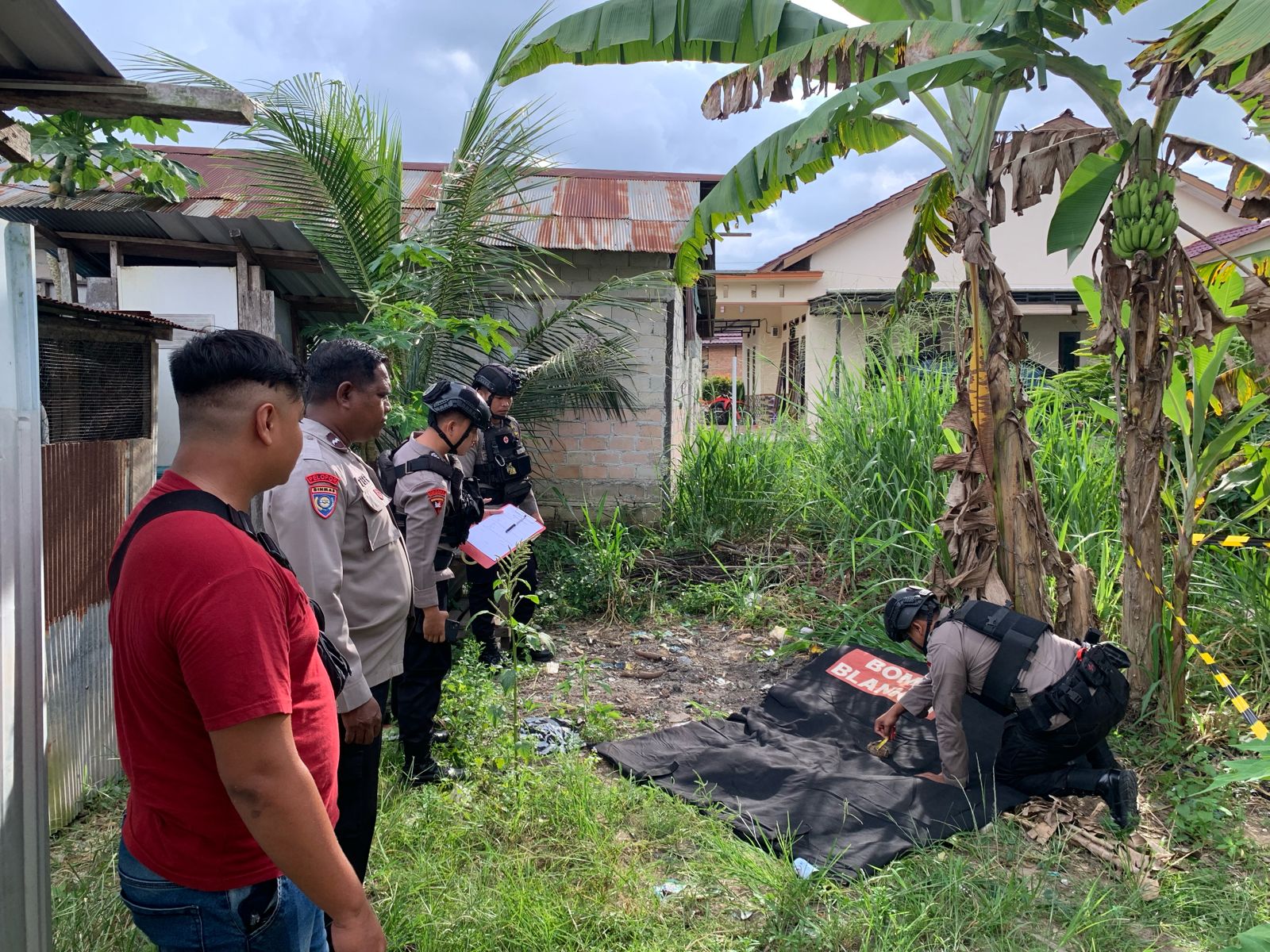 SEGERA DIMUSNAHKAN: Tim Penjinak Bom dari Detasemen B Sat Brimob Polda Kaltim saat mengevakuasi temuan granat di perkebunan warga beberapa hari lalu.