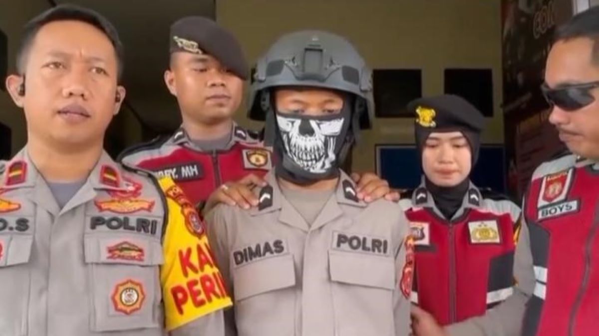 DIAMANKAN: Pelajar SMP di Kendari, DAP (tengah), yang menyamar jadi polisi gadungan diamankan petugas.