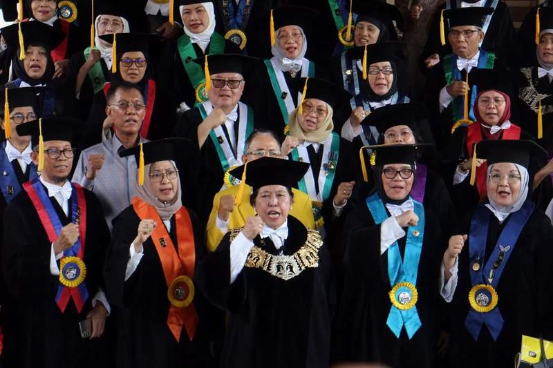 Ketua Dewan Guru Besar Universitas Indonesia (UI) Harkristuti Harkrisnowo (tengah depan) serta sejumlah jajaran Sivitas Akademika UI.