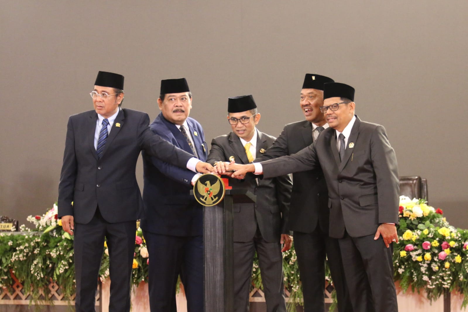 Ketua DPRD Kota Balikpapan (dua kiri) Abdulloh bersama Wakil Ketua DPRD Kota Balikpapan dan Wali Kota Balikpapan Rahmad Masud (tengah) pada Rapat Paripurna HUT ke-127 Balikpapan di Hotel Grand Tjokro,