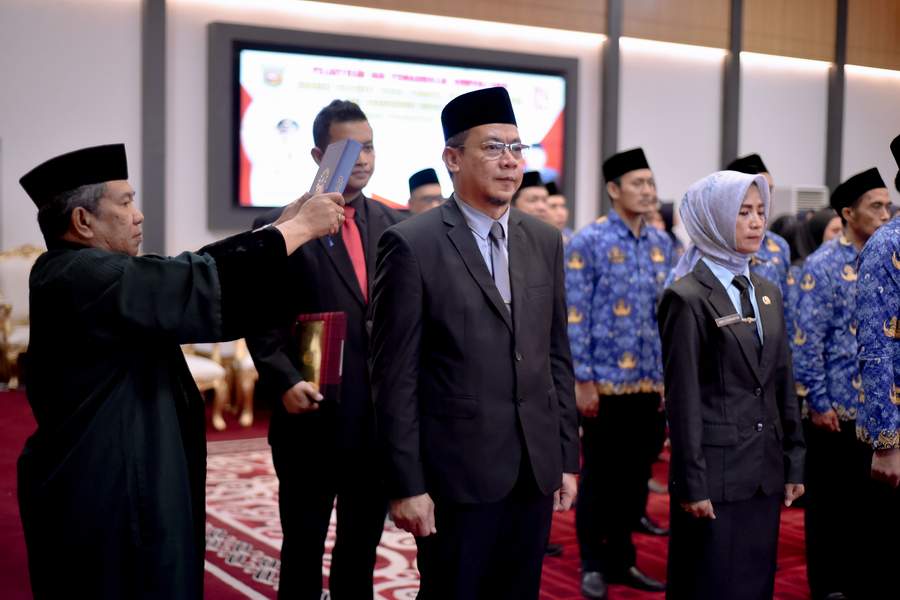 AMANAH: Fauzi Irawan (tengah) dan Anis Siswantini (kanan) menjalani pelantikan oleh Wali Kota Samarinda Andi Harun di aula rumah jabatan, Jalan Ruhui Rahaya, Kecamatan Samarinda Ulu, Rabu (7/2).