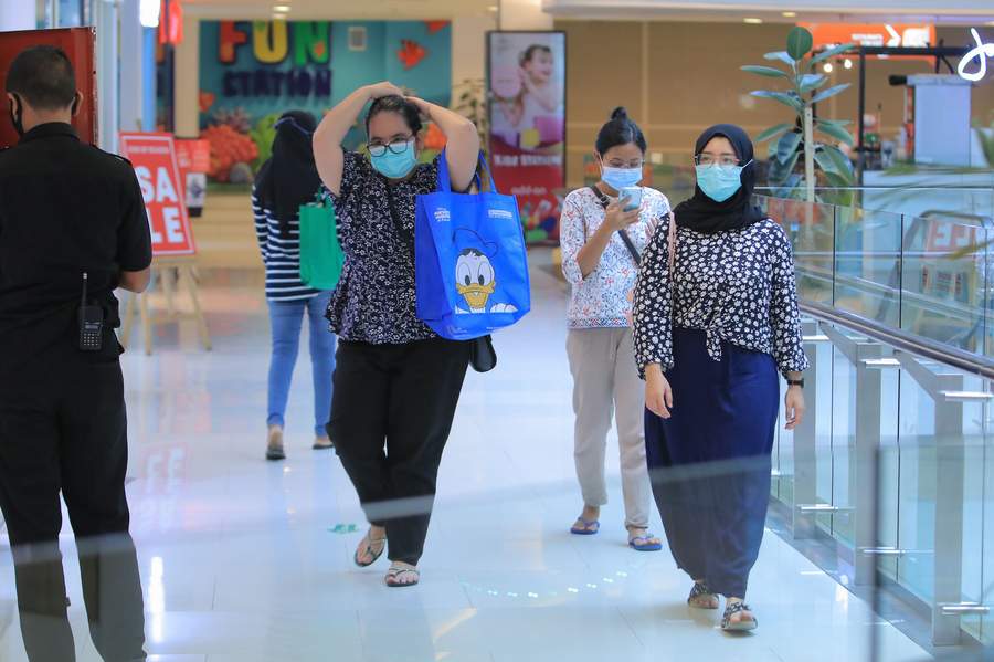 EKONOMI LESU: Konsumsi di kalangan menengah atas melambat.