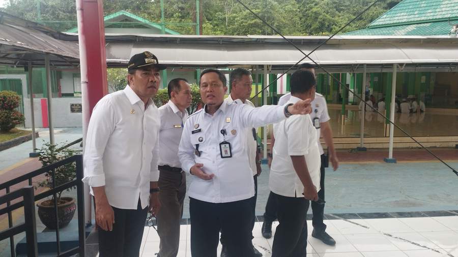 BANTU: Andi Harun (kiri) dan Kalapas Narkotika Samarinda Hidayat (kanan) meninjau kondisi di Lapas Narkotika Kelas IIA Samarinda, Rabu (7/2).