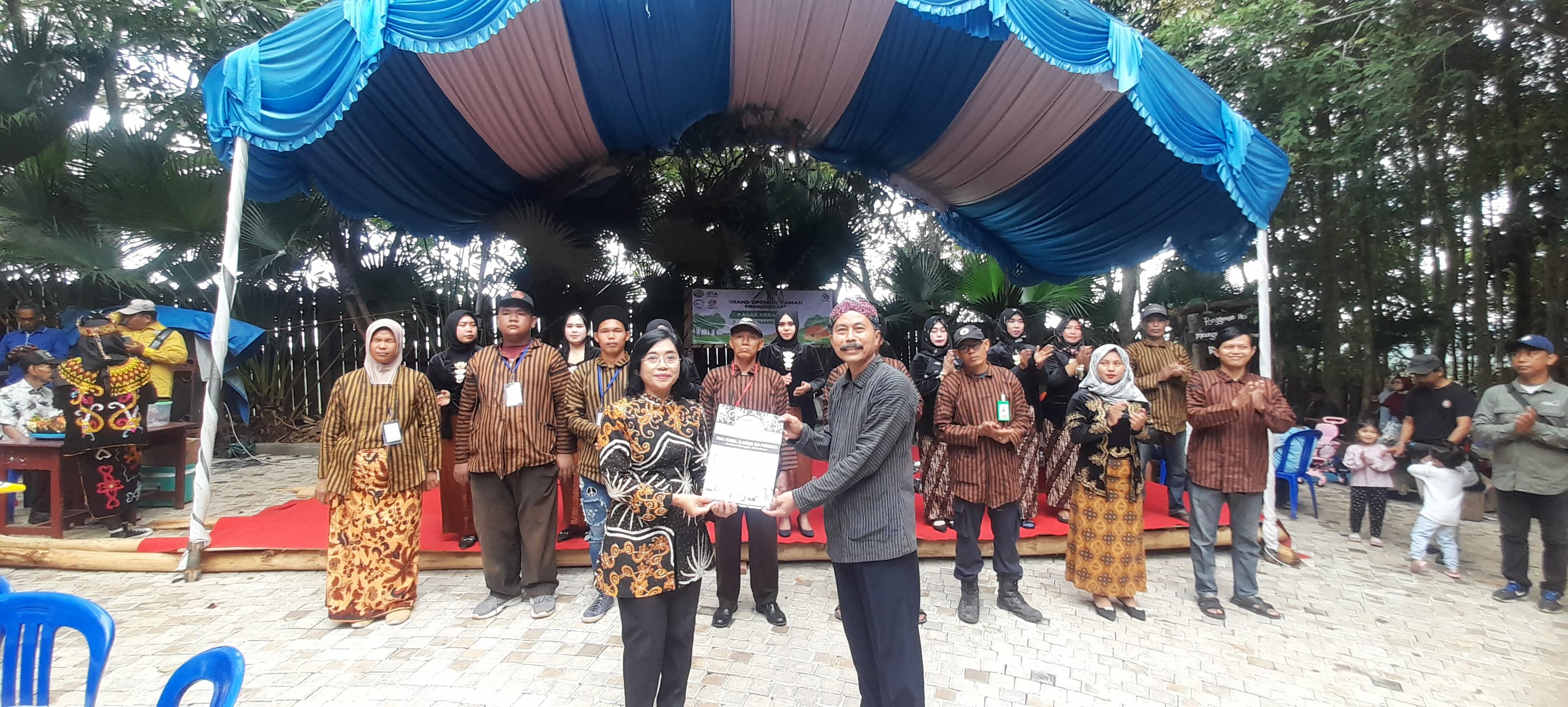 PENGUKUHAN: Pengurus Pokdarwis Pringgondani dikukuhkan Kepala Disporapar Balikpapan C I Ratih Kusuma W di Pasar Tumpah Taman Pringgondani, Kelurahan Teritip.