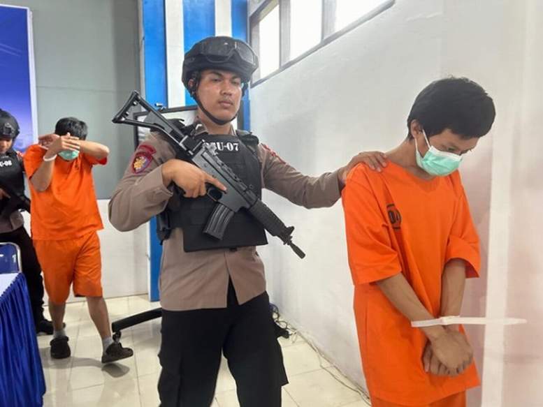 DIGAGALKAN: Barang bukti 7 bungkus sabu dengan berat 7 kg dan 2 orang tersangka berhasil diamankan, Rabu (7/2).