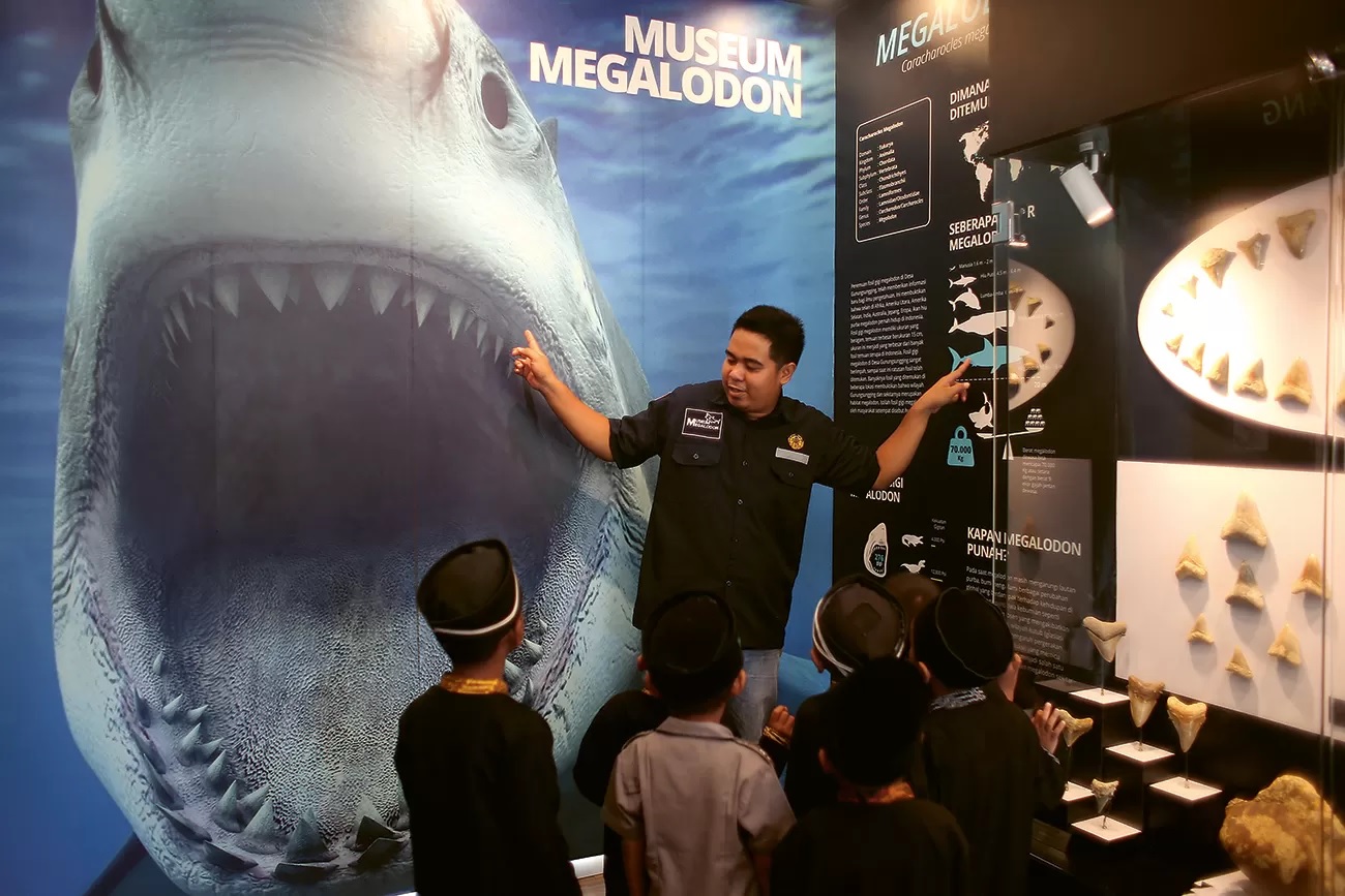 MELESTARIKAN TETINGGALAN PURBA: Nuril Anwar saat memandu sejumlah pengunjung Museum Megalodon di Desa Gunungsungging, Sukabumi (1/2).