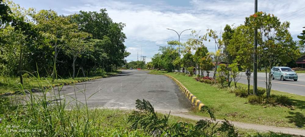 TERHAMBAT: Pembangunan jalur dua di Jalan Propinsi, Km 8, Nipahnipah, Kecamatan Penajam, PPU, yang direncanakan sampai ke Km 5 Nenang ini tak berlanjut. Dua warga menolak harga pembebasan lahan.