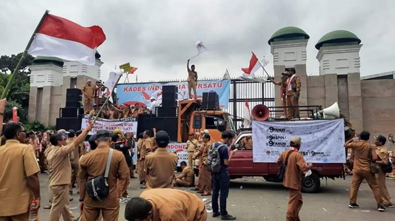 Demo Kepala Desa menuntut perpanjangan masa jabatan.