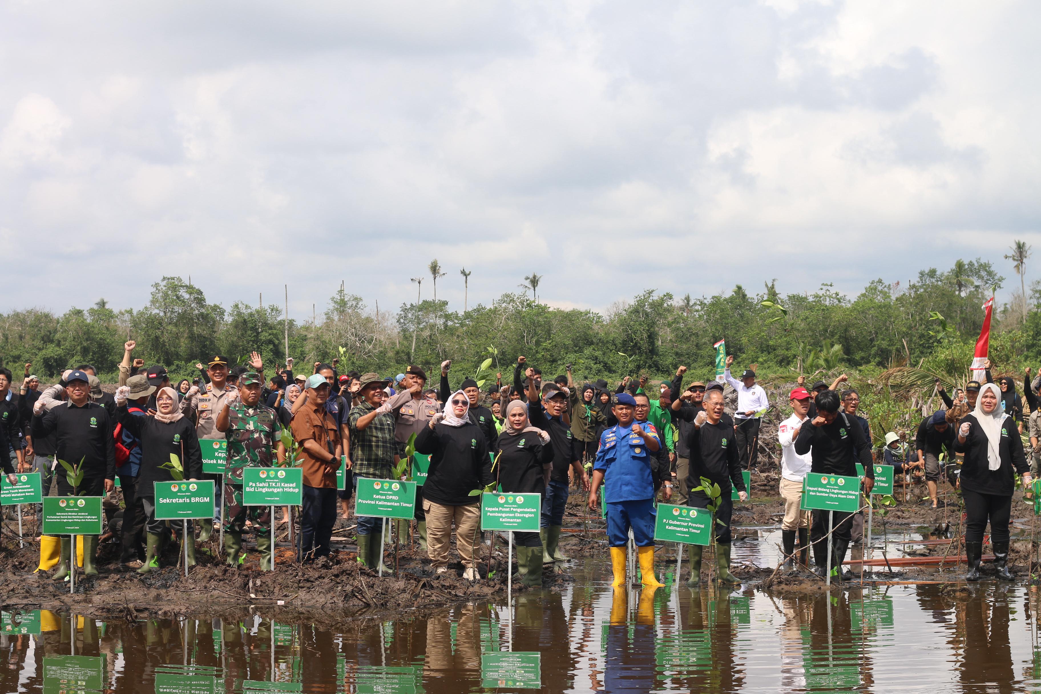 Penanaman pohon serentak di Desa Muara Jawa Ilir, Kutai Kartanegara, Rabu (7/2).