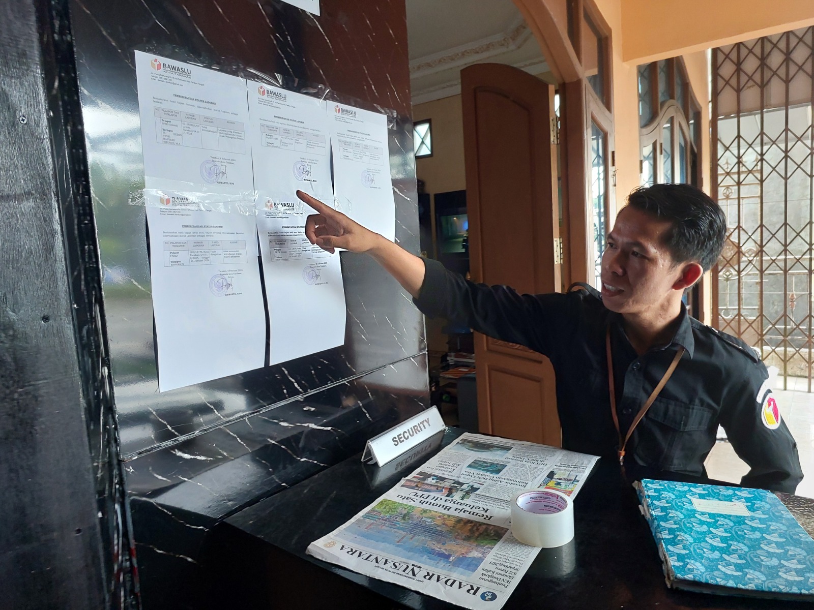 HENTIKAN LAPORAN: Koordinator Divisi Penanganan Pelanggaran dan Penyelesaian Sengketa Bawaslu Tarakan Johnson menunjukan hasil pemberitahuan laporan dugaan kampanye di rumah ibadah, Rabu (7/2).
