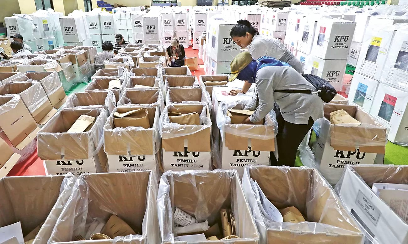 SEPEKAN JELANG COBLOSAN: KPPS di wilayah Kecamatan Cempaka Putih merampungkan pengemasan logistik pemilu di GOR Cempaka Putih, Jakarta, (6/2).&nbsp;