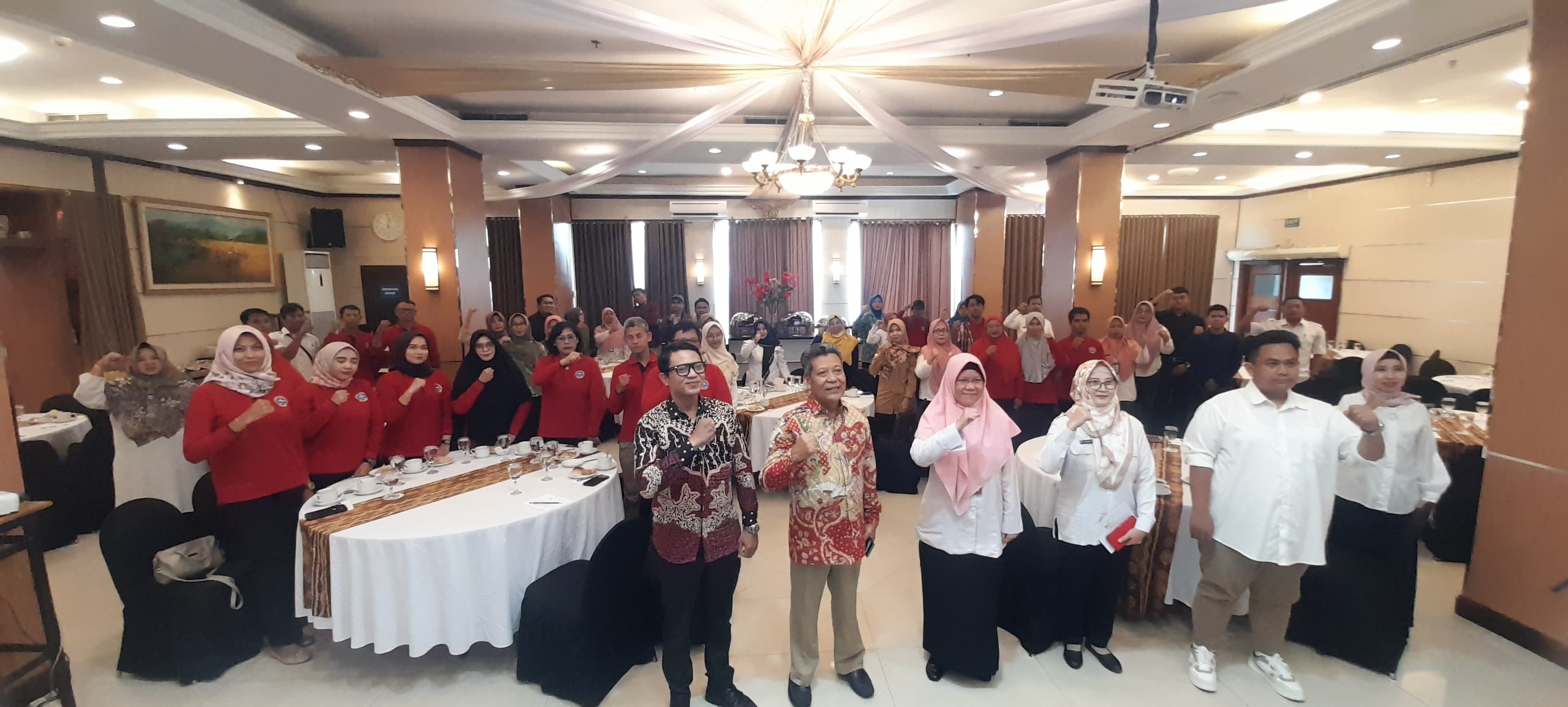 AGENDA RUTIN : Bekti Srimuryanti dari DP3AKB Balikpapan (pegang mik) menyampaikan informasi seputar persiapan gelar dan lomba TTG Kota Balikpapan tahun 2024.