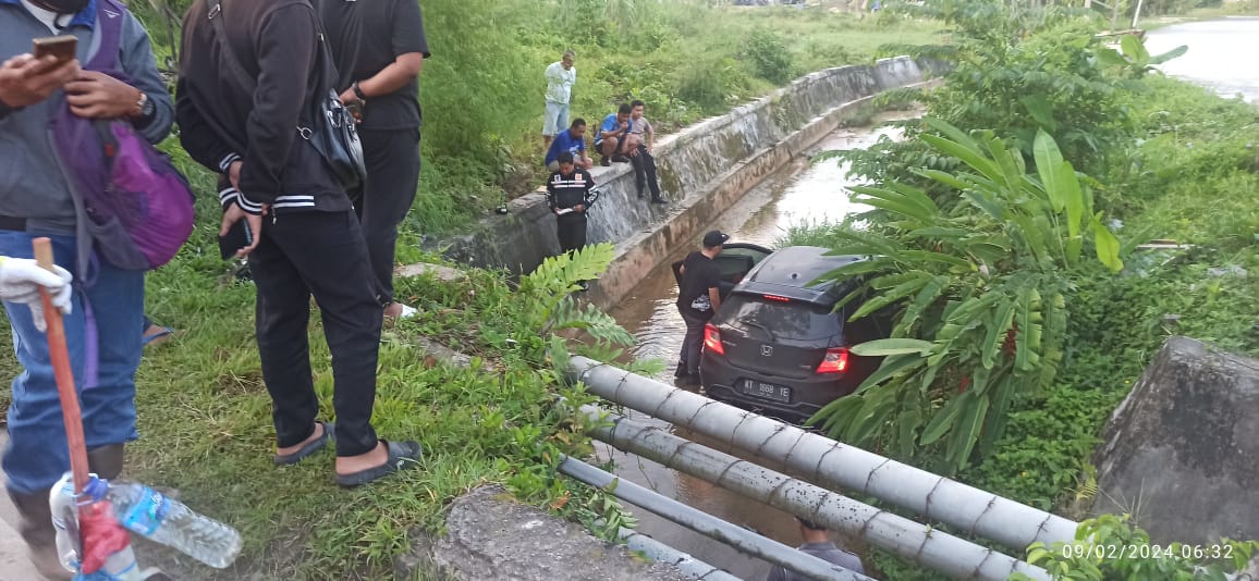 Kondisi mobil Honda Brio yang terjun ke dalam parit tak jauh dari RSKD Balikpapan.
