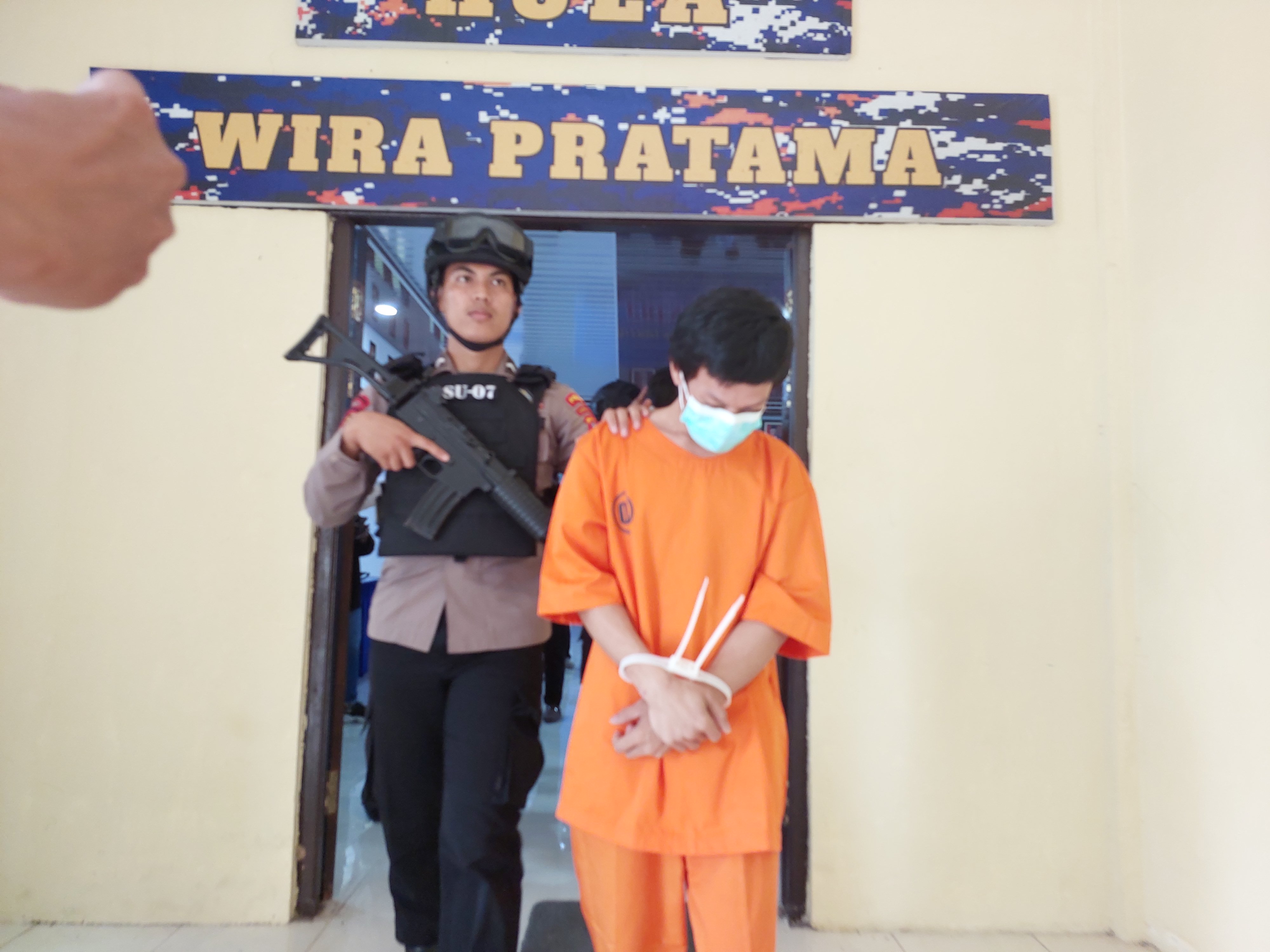 BARANG HARAM: Salah seorang tersangka penyelundupan sabu-sabu seberat 7 kg diamankan di Mako Ditpolairud Polda Kaltara, Rabu (7/2).