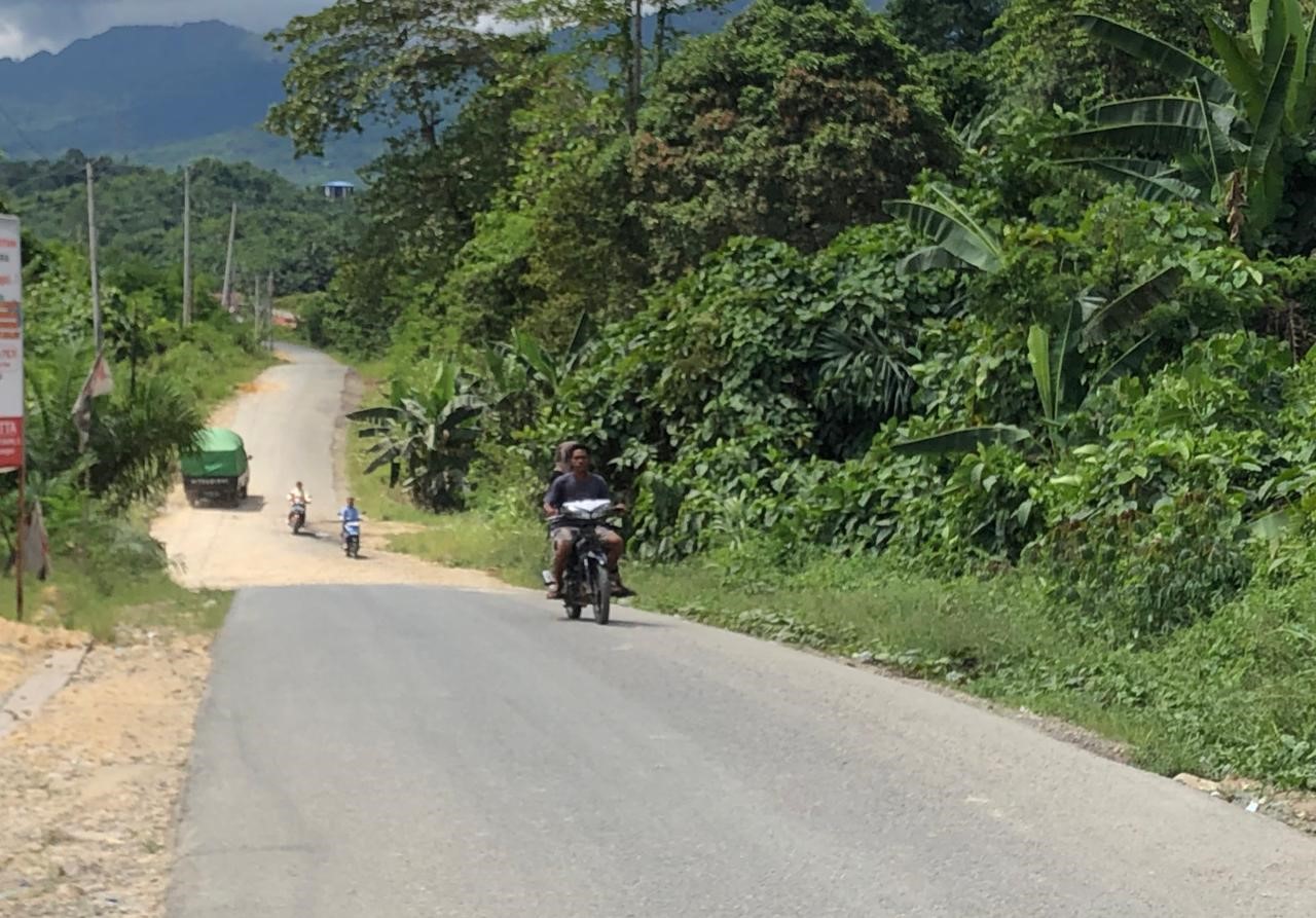 SEGERA DIPERBAIKI: Simpang empat arah Kecamatan Kaliorang, salah satu titik yang rusak cukup parah dengan bentang panjang sekitar 7 kilometer.&nbsp;KHAIDIR/KP