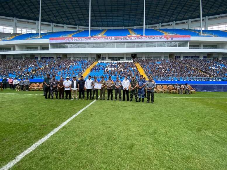Penyerahan Linmas Balikpapan kepada kepolisian untuk digunakan pada Pemilu.
