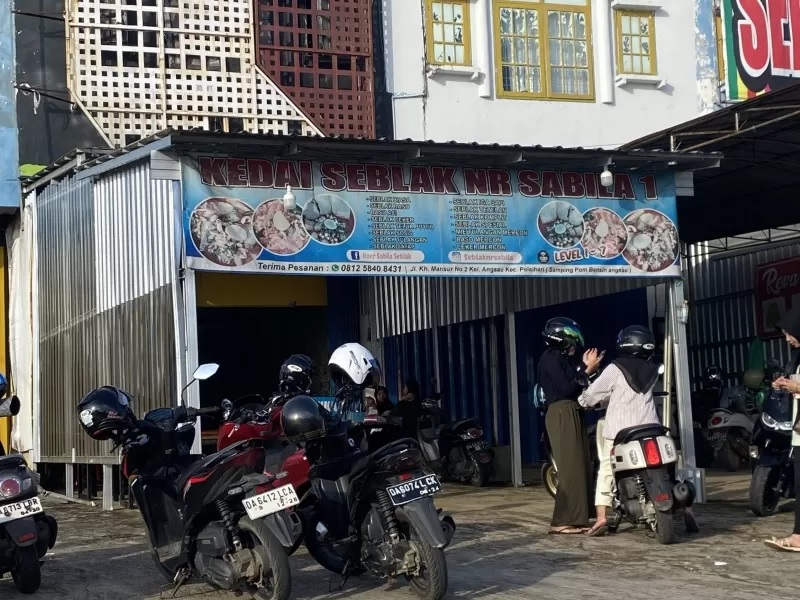 TEMPAT KEJADIAN: Warung seblak di kawasan Jalan KH Mansyur Pelaihari yang menjadi lokasi adu jotos antara pengunjung dan pengamen (Foto: Norsalim Yahya/Radar Banjarmasin)