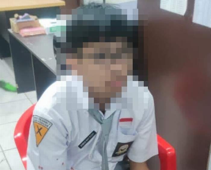 Pelaku penusukan itu berinisial AR, masih 15 tahun.
