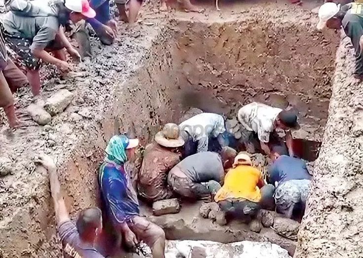 Lima jenazah korban pembunuhan oleh J dikuburkan satu liang.