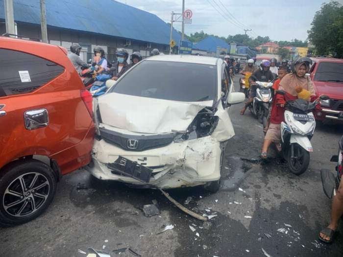 Mobil yang menabrak beberapa pengguna jalan di Tarakan.