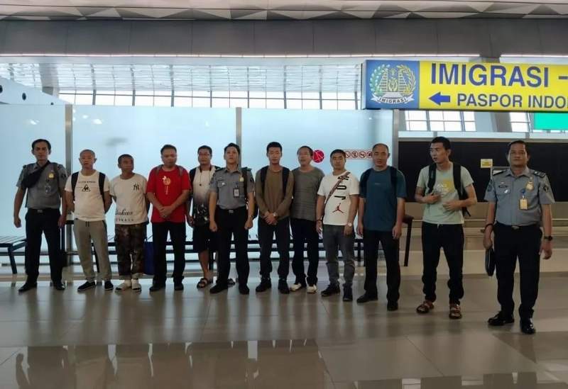 Sembilan WNA Tiongkok yang dideportasi oleh Kantor Imigrasi Ketapang, Senin (5/2) lalu. (IST)