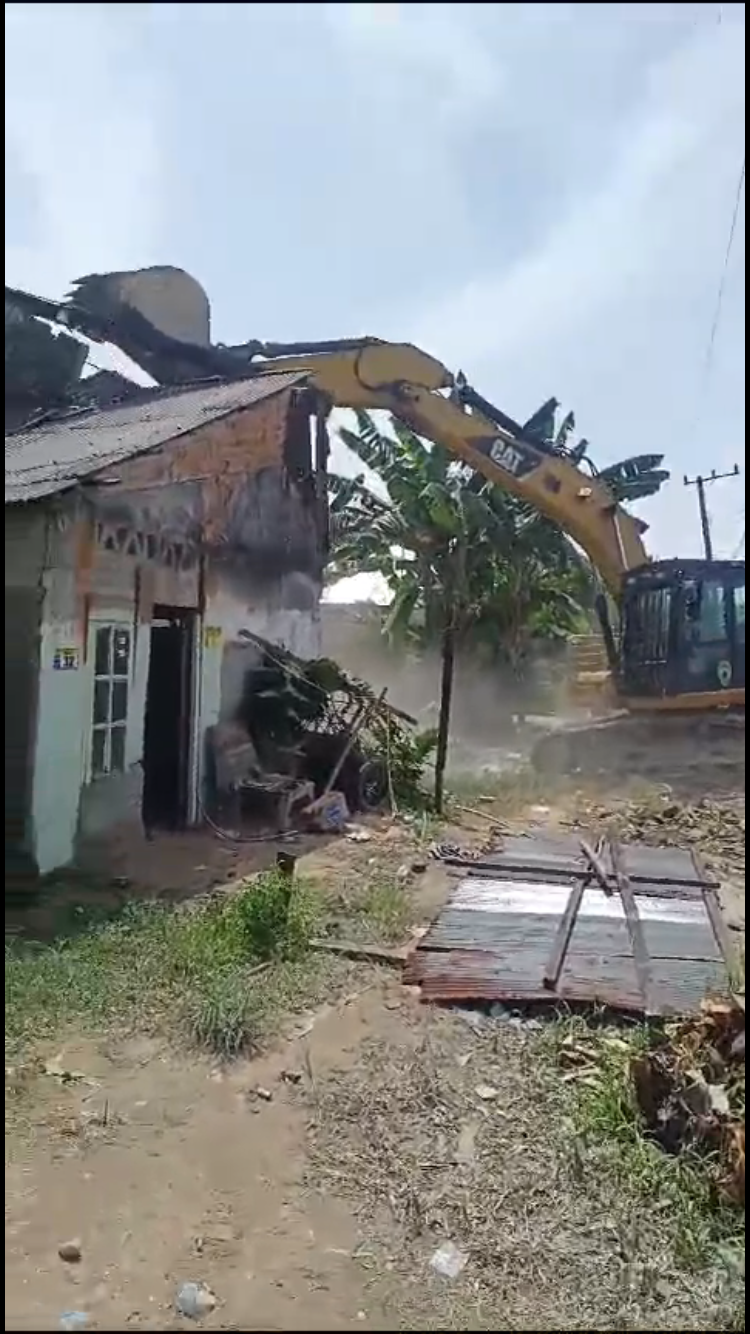 PAKAI ALAT BERAT: Proses pembongkaran rumah J, tersangka pembantaian satu keluarga, di Babulu Laut, Kecamatan Babulu, PPU, Kaltim, Sabtu (10/2/2024).