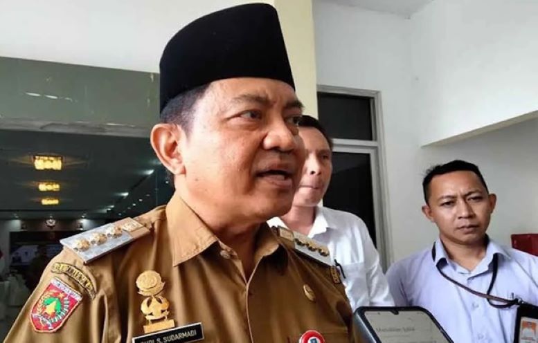 WAWANCARA: Pj Bupati Kobar Budi Santosa saat di wawancarai awak media di Pangkalan Bun, Rabu (2/3/2024). (ANTARA/Safitri RA)