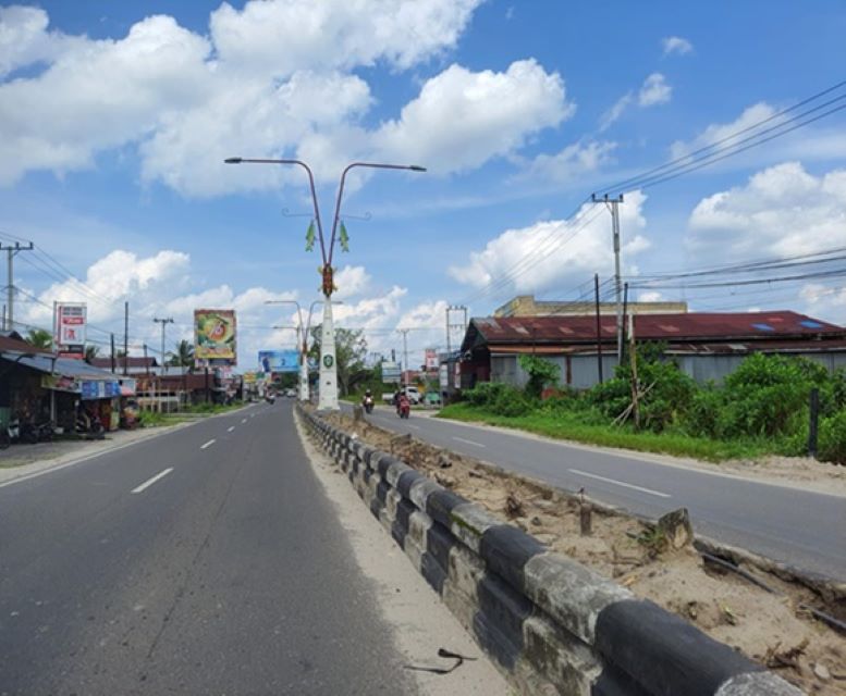GERSANG: Median Jalan Tjilik Riwut saat ini tanpa tanaman yang telah dicabut dan akan diganti dengan tanaman jenis baru, Selasa (6/2/2024). (HENY/RADAR SAMPIT)